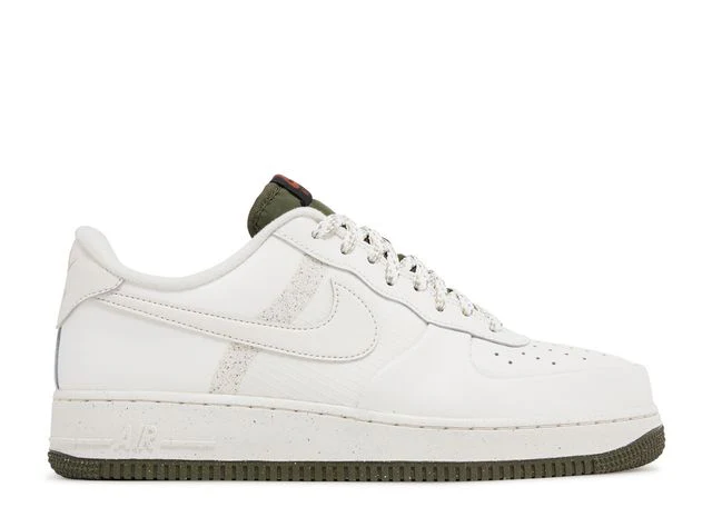 Lässige Air Force 1 Sneakers in neutralen Tönen