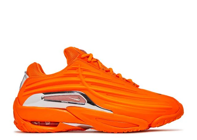Leuchtend orangefarbene NOCTA Hot Step 2 Sneaker
