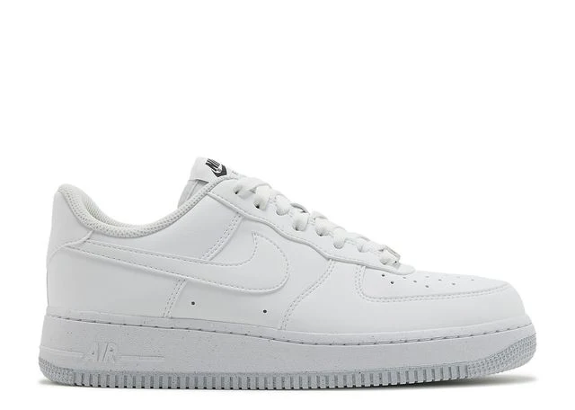 Weißer Low-Top-Sneaker mit grauer Sohle