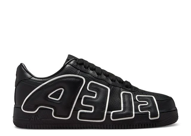 Schwarzer Air Force 1 Sneaker mit fetten Buchstaben