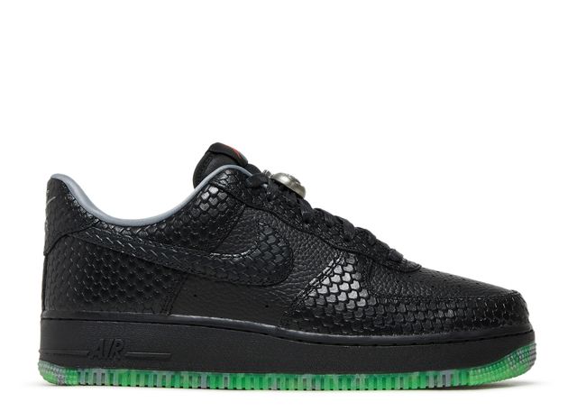 Schwarzer Air Force 1 mit Schlangenlederprägung