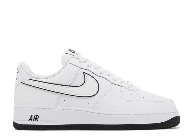 Klassische weiße Sneaker mit schwarzem Swoosh-Umriss