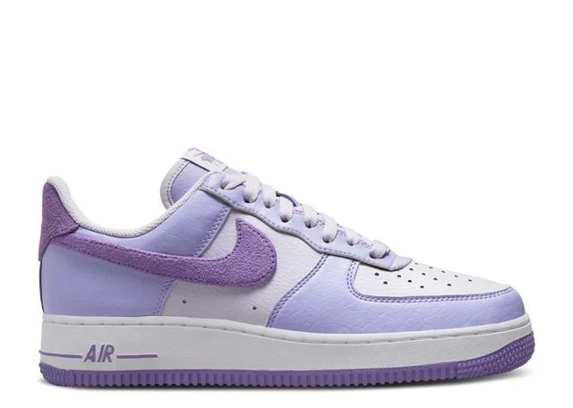 Fliederfarbene Air Force 1 Sneaker mit Wildlederbesatz