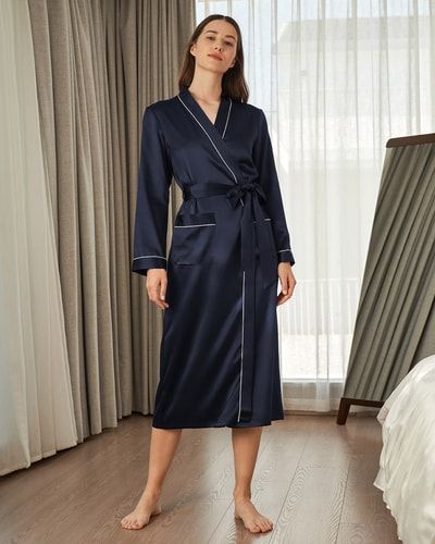 Eleganter langer Seidenmantel mit Bindegürtel