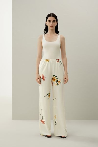 Weite Seidenhose mit floralem Lilienmuster