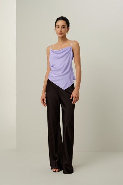 Elegantes Seiden-Camisole mit Wasserfallausschnitt