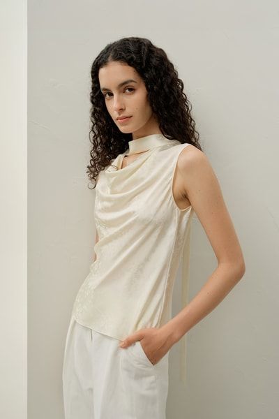 Elegantes Seiden-Tanktop mit Wasserfallausschnitt