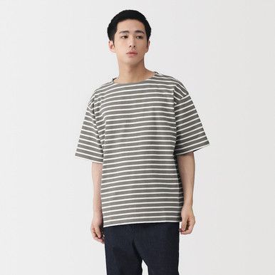 Herren-T-Shirt mit Streifen und U-Boot-Ausschnitt
