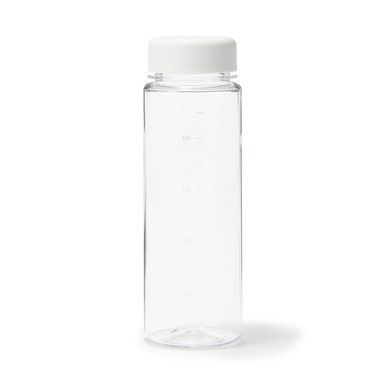 Klare Wasserflasche mit Volumenmarkierungen