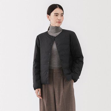 Kragenlose leichte Daunenjacke aus recyceltem Nylon