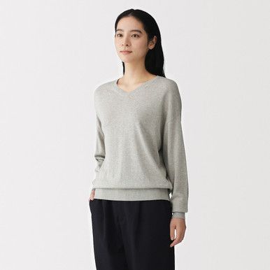 Minimalistischer Feinstrickpullover mit V-Ausschnitt