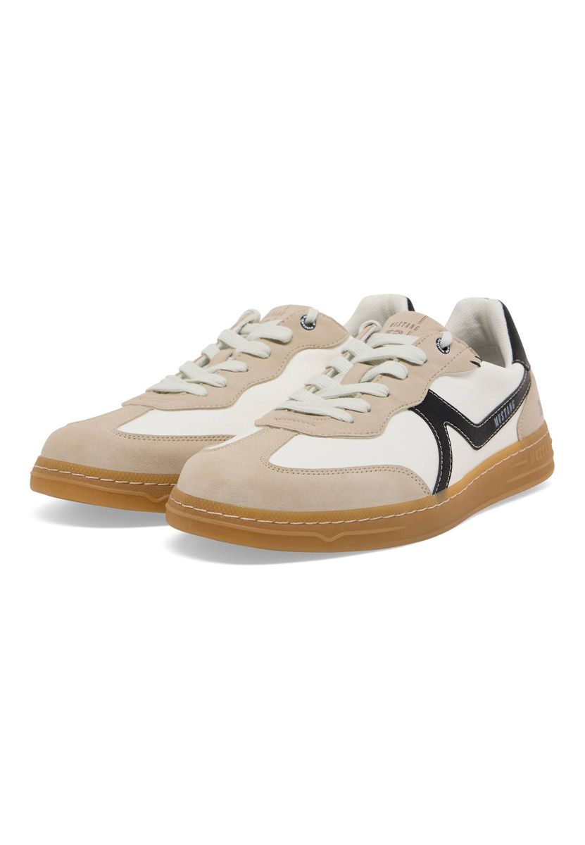 Flacher Schnür-Sneaker in Elfenbein