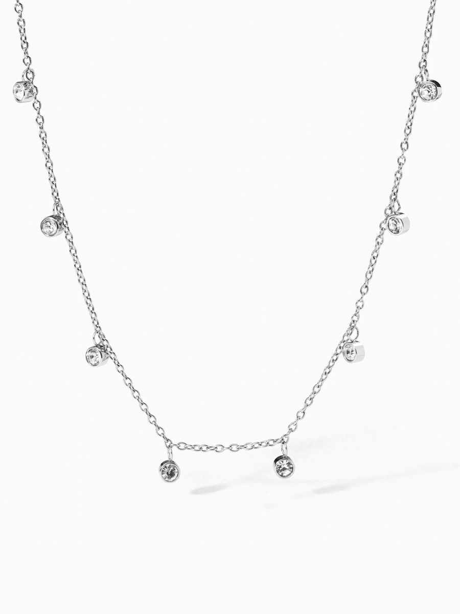 Zierliche Goldkette mit Anhängern