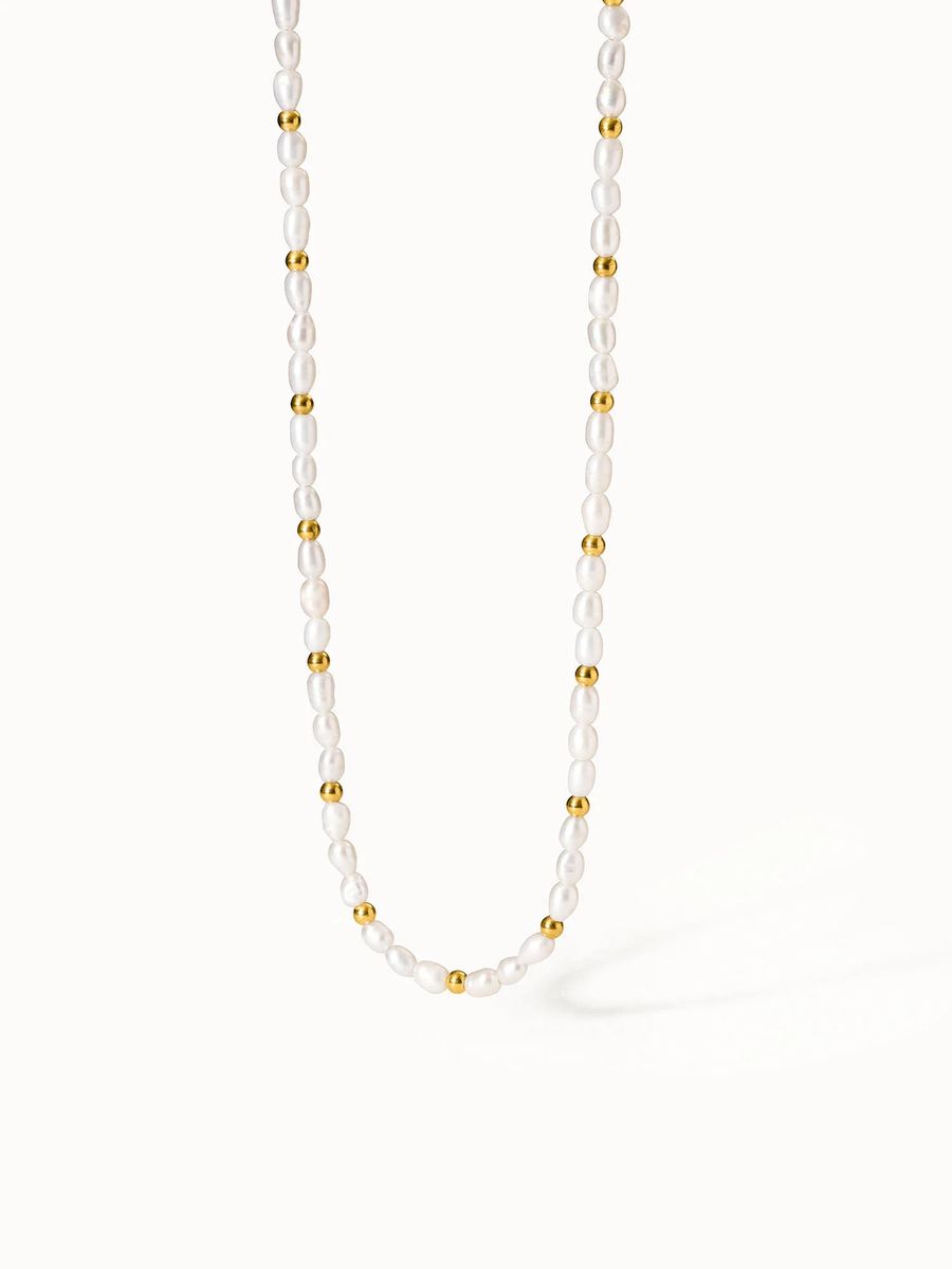 Perlenhalskette mit goldenen Kugeln