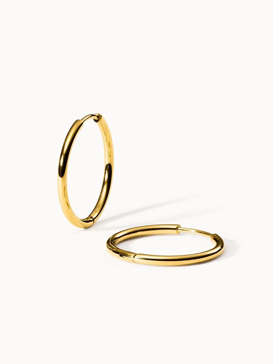 Elegante goldene Creolen mit Verschluss