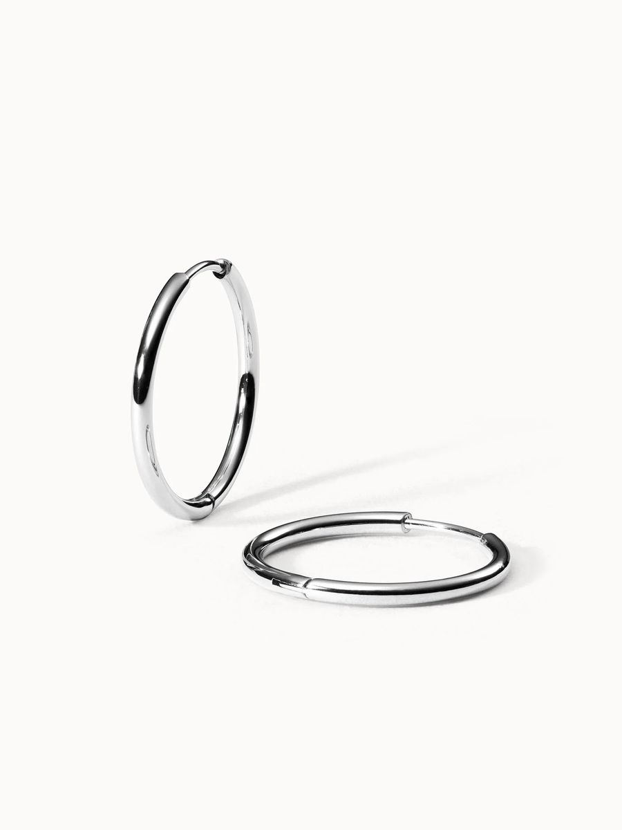Elegante goldene Creolen mit Verschluss