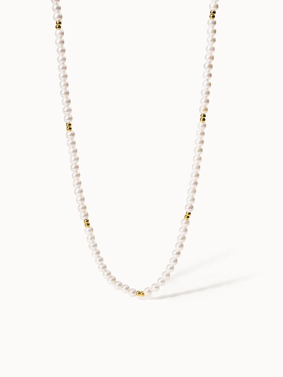 Elegante Perlenkette mit goldenen Akzenten