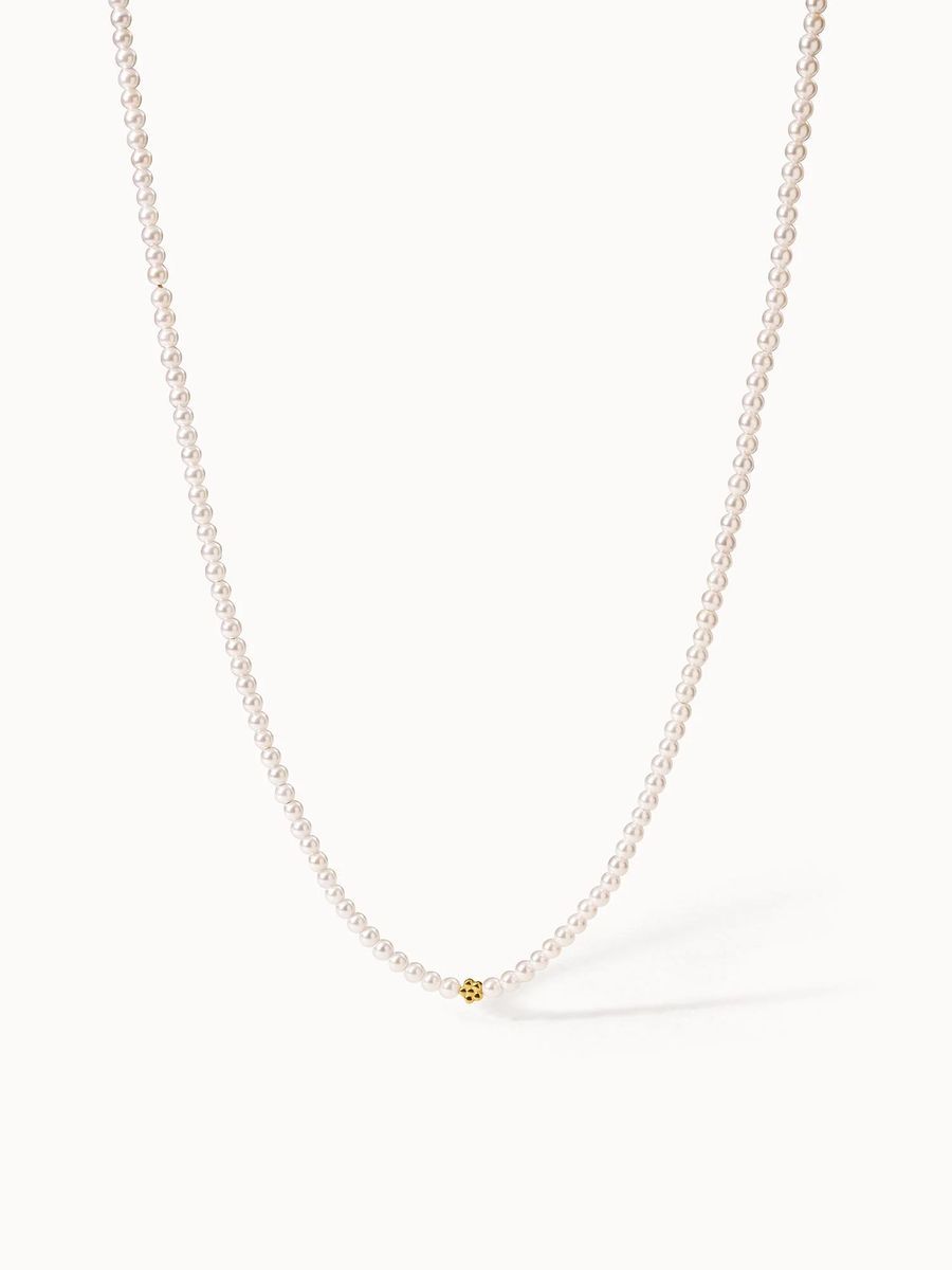 Zarte Perlenkette mit Blumendetail