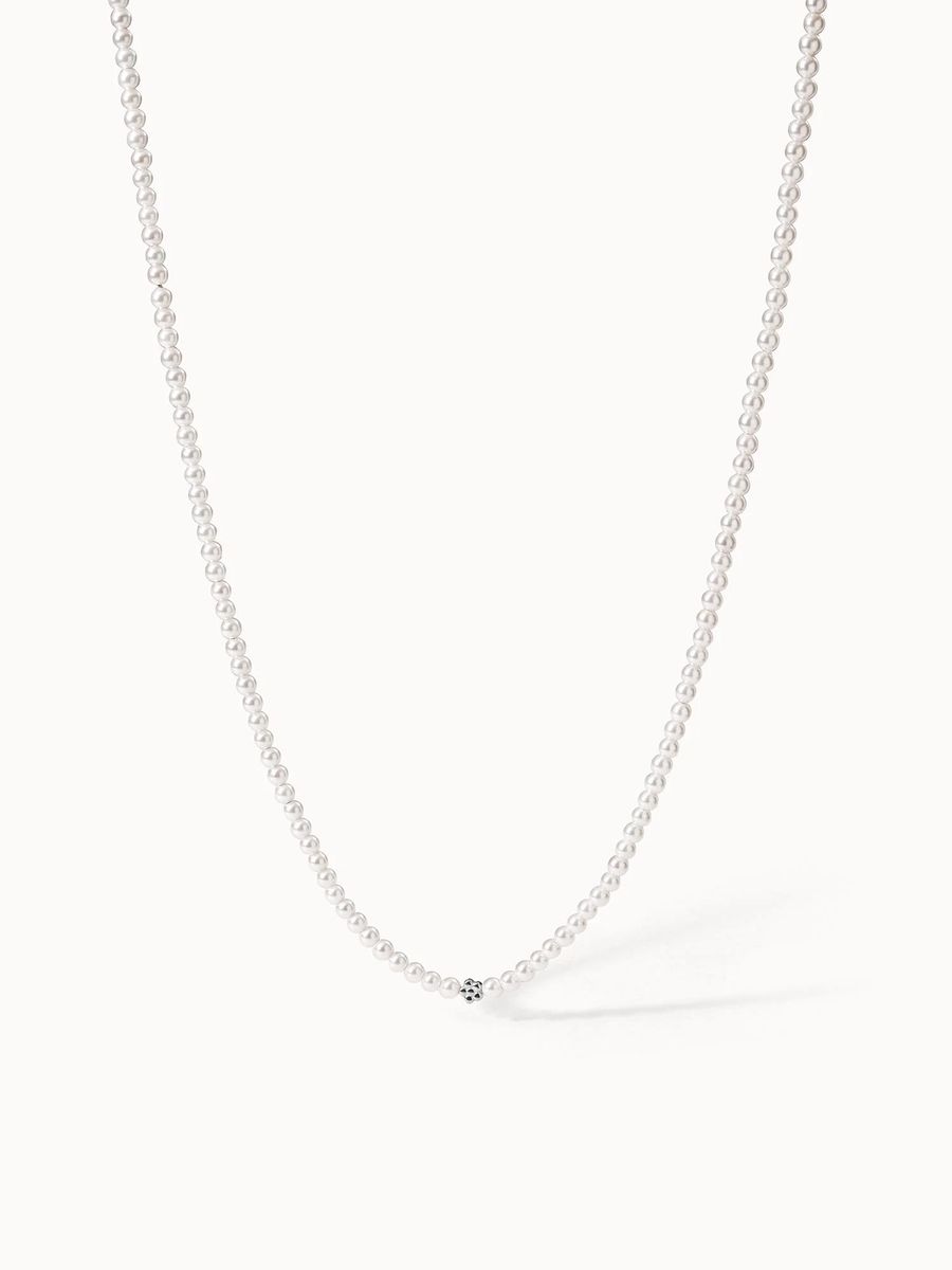 Zarte Perlenkette mit Blumendetail