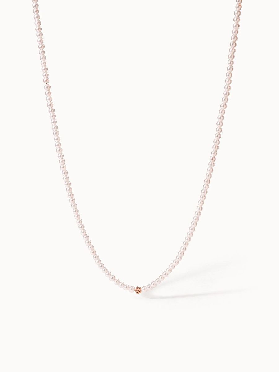 Zarte Perlenkette mit Blumendetail