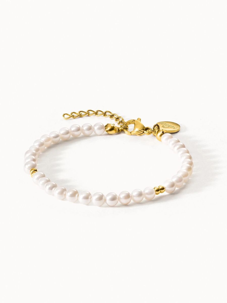 Perlenarmband mit goldenen Akzenten