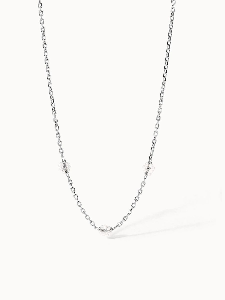 Zarte Goldkette mit kleinen Blumen