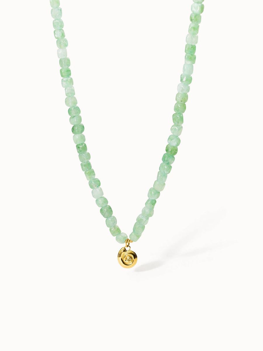 Jade-Perlenkette mit Muschel-Anhänger