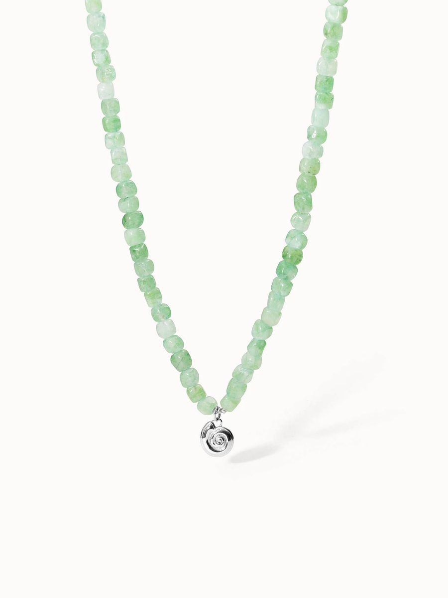 Jade-Perlenkette mit Muschel-Anhänger