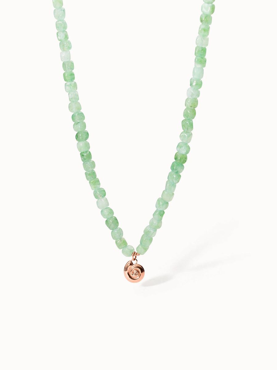 Jade-Perlenkette mit Muschel-Anhänger