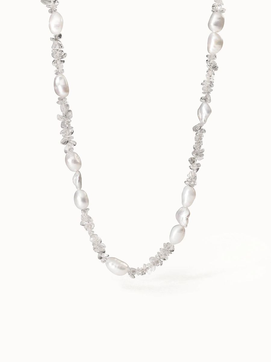 Elegante Halskette mit Perlen und Kristallen