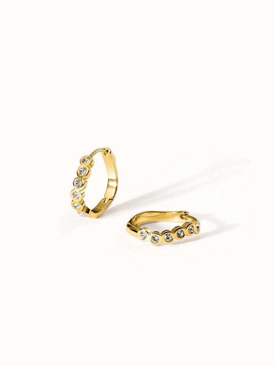 Goldene Creolen mit Kristallsteinen