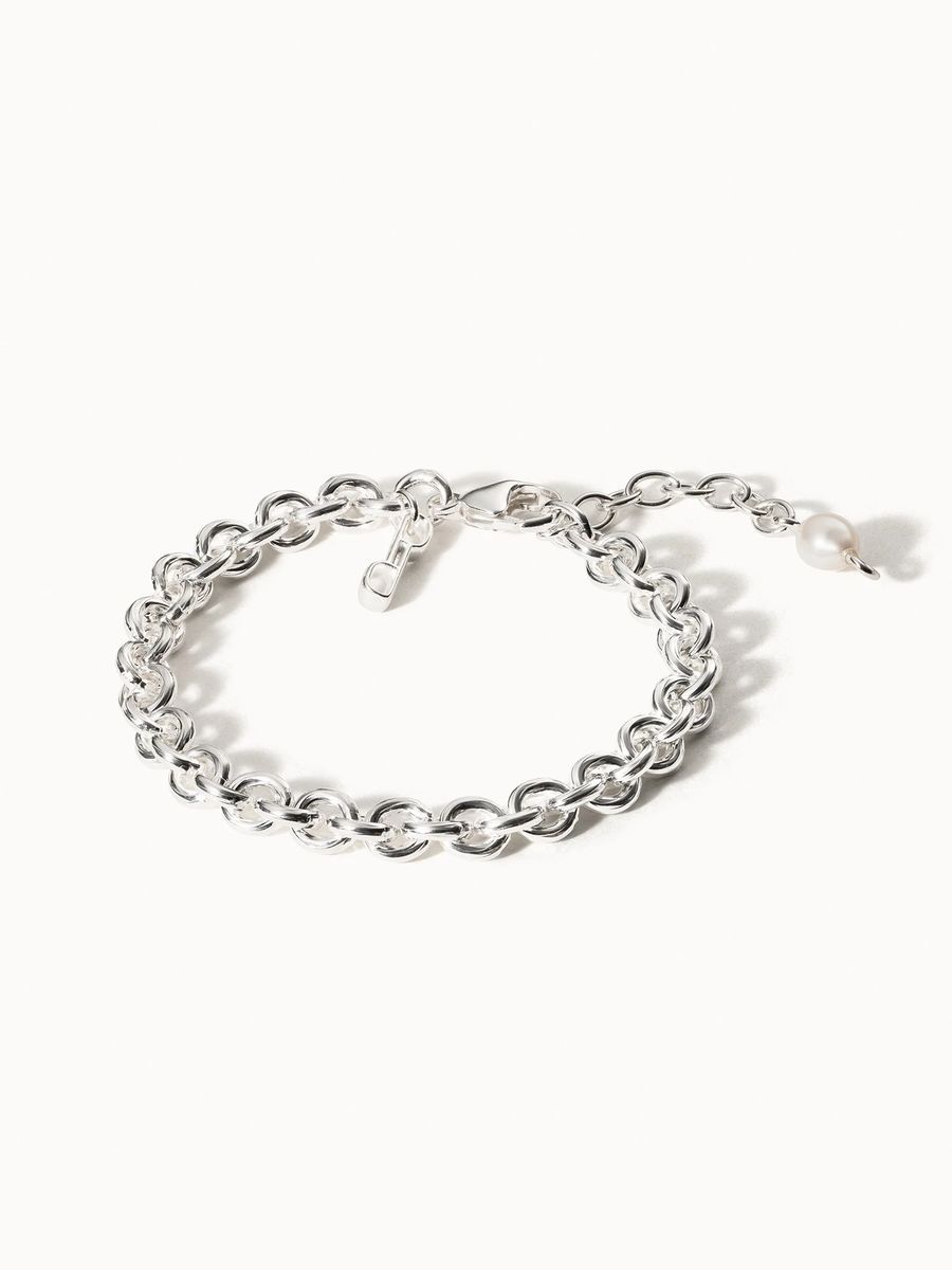 Silbernes Kettenarmband mit Perlenanhänger