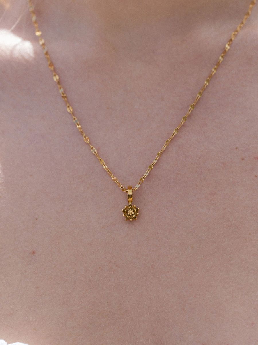 Zarte Goldene Halskette mit Blumenanhänger