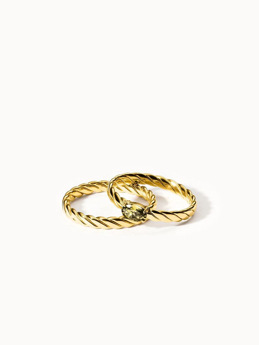 Gedrehtes Goldring-Set mit Stein