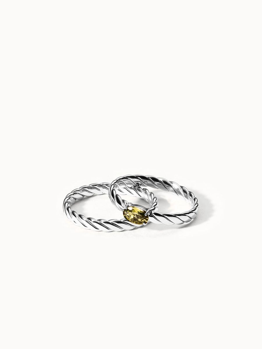 Gedrehtes Goldring-Set mit Stein
