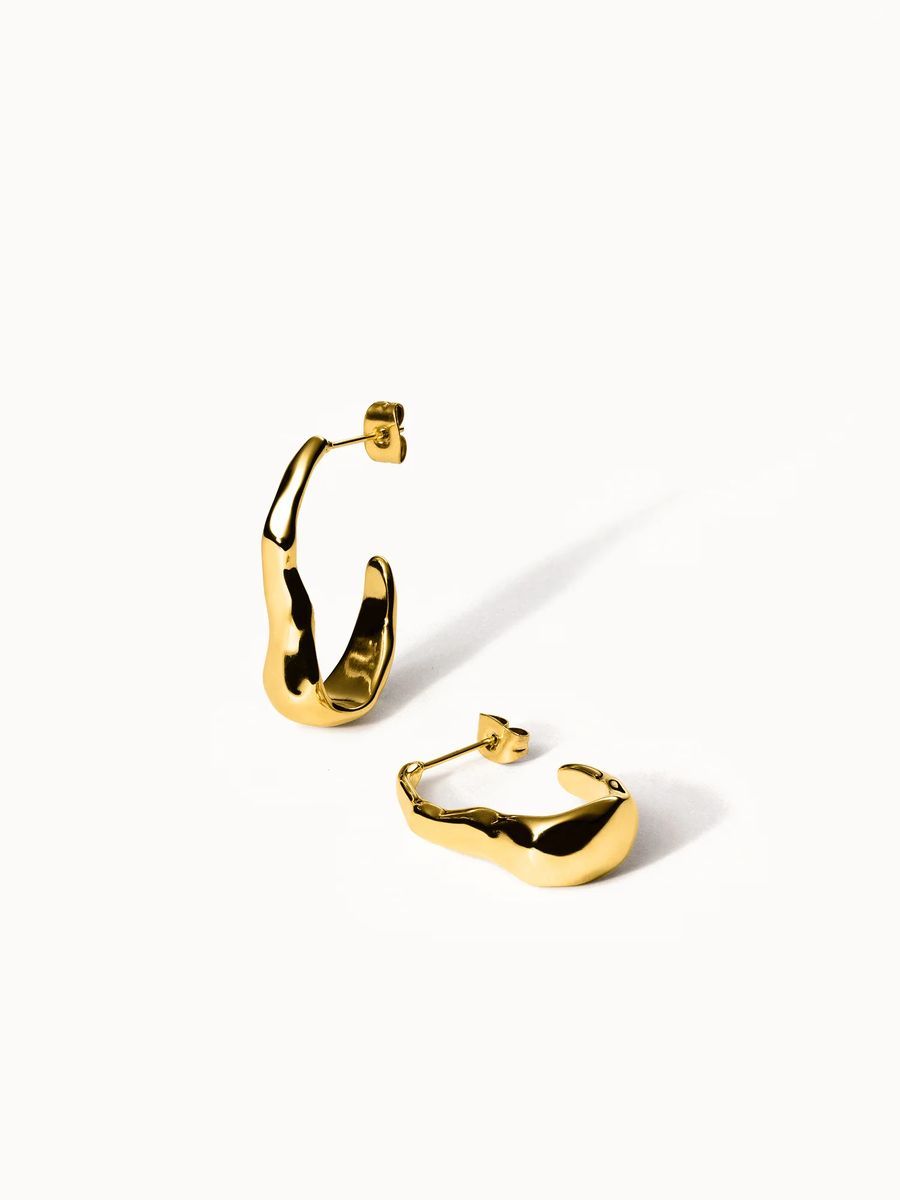 Skulpturale goldene Creolen
