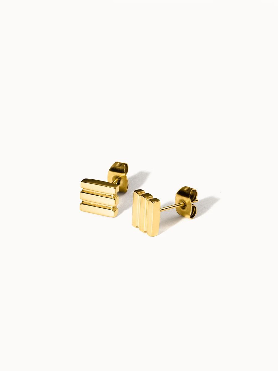Minimalistische goldfarbene Ohrstecker