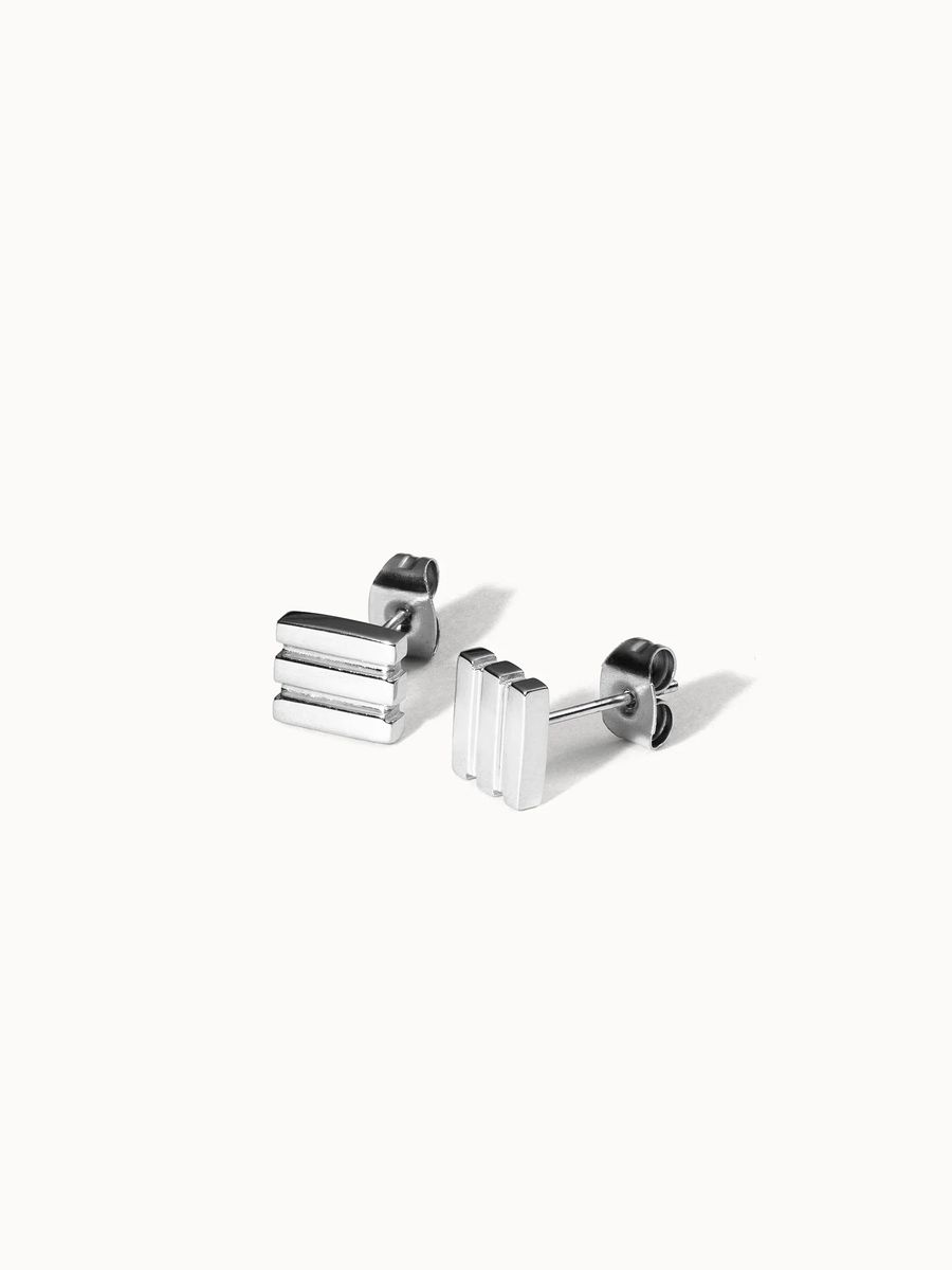 Minimalistische goldfarbene Ohrstecker