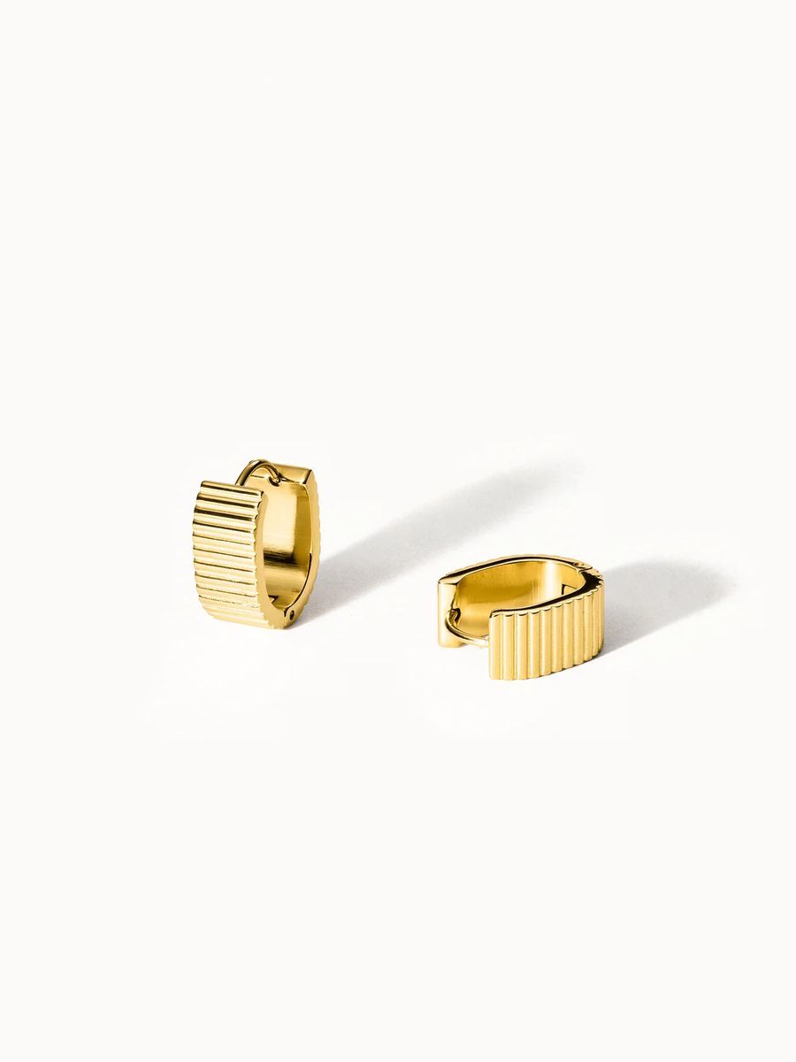Elegante gerippte goldene Creolen