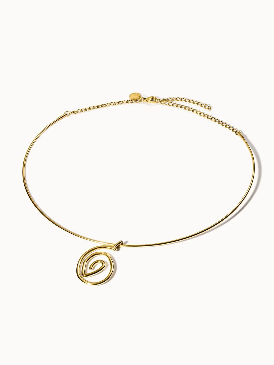 Minimalistische goldfarbene Halskette mit Spiralanhänger