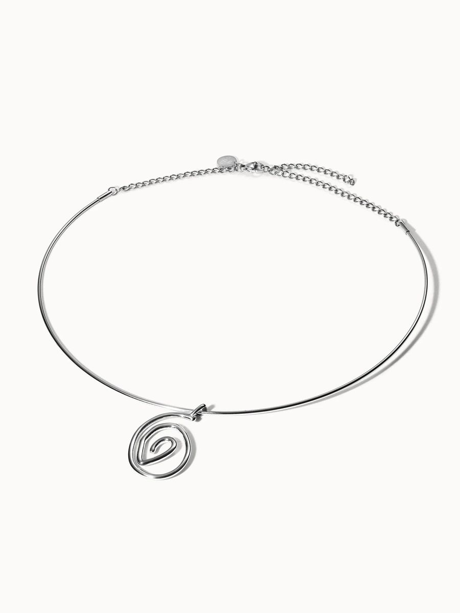 Minimalistische goldfarbene Halskette mit Spiralanhänger