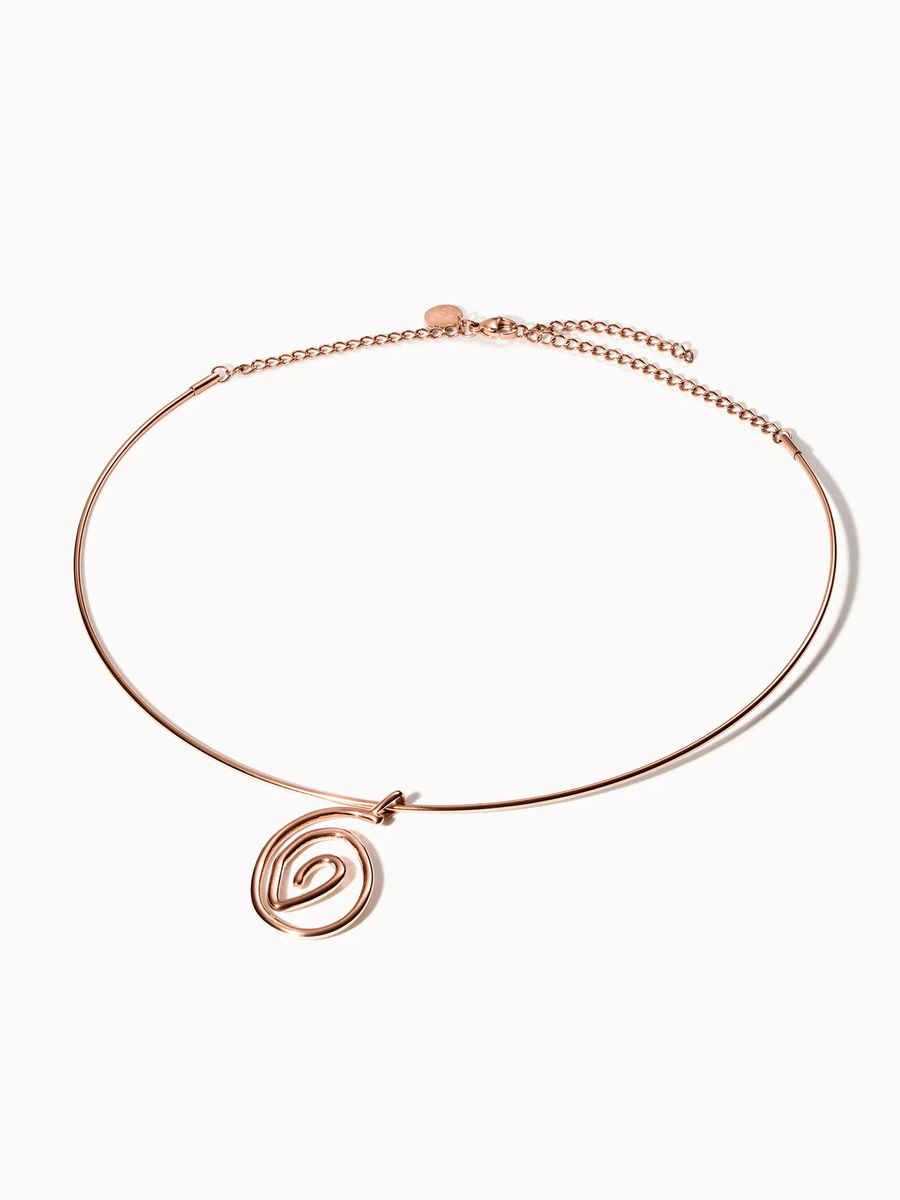 Minimalistische goldfarbene Halskette mit Spiralanhänger