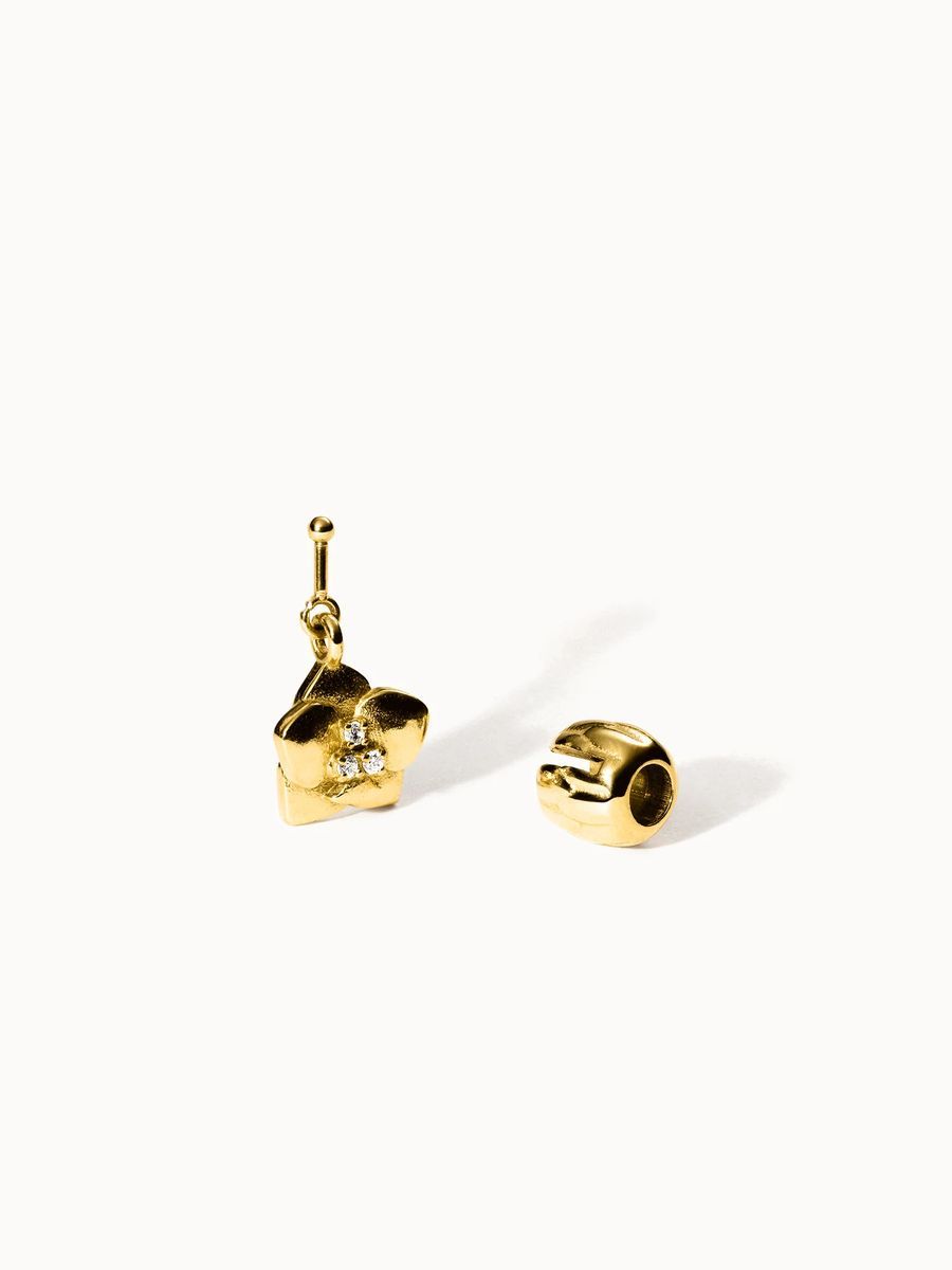 Goldener Orchideen-Charm mit Juwelendetail