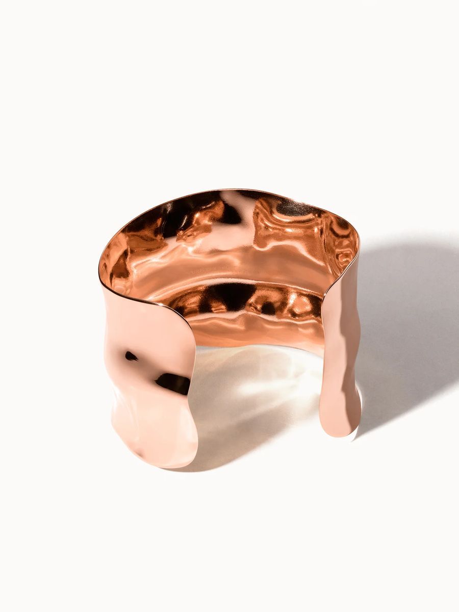 Skulpturale Armspange in Roségold