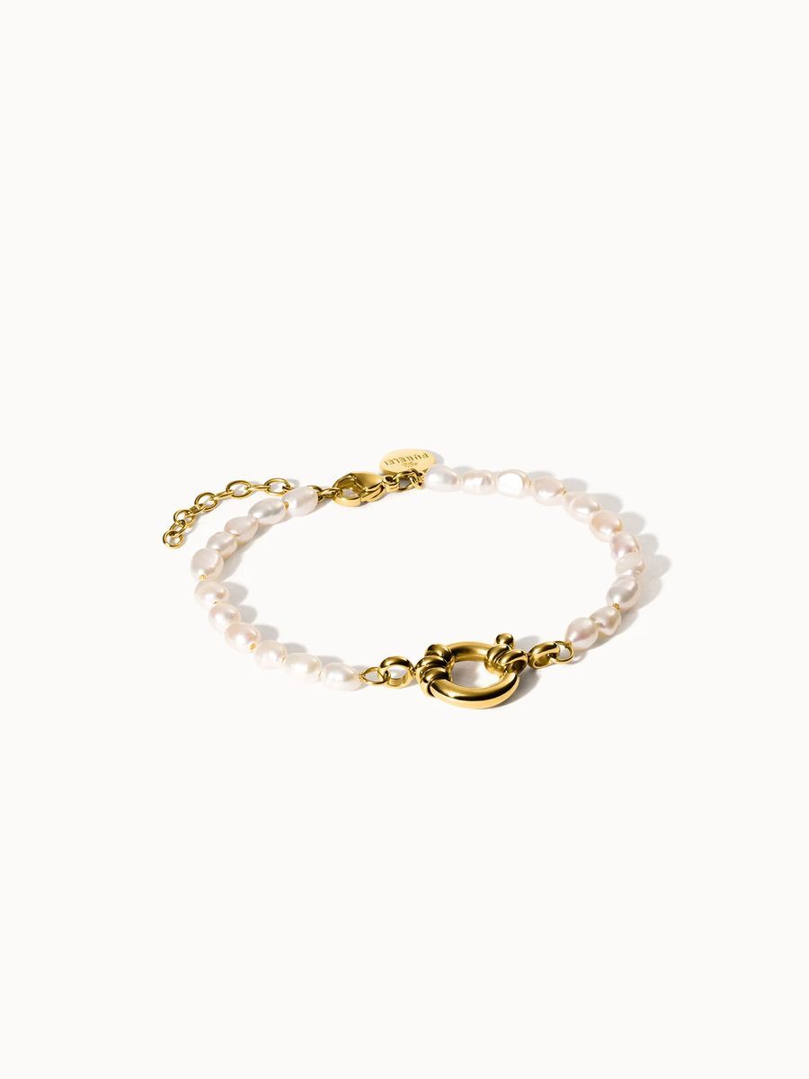 Perlenarmband mit goldenem Charm-Detail