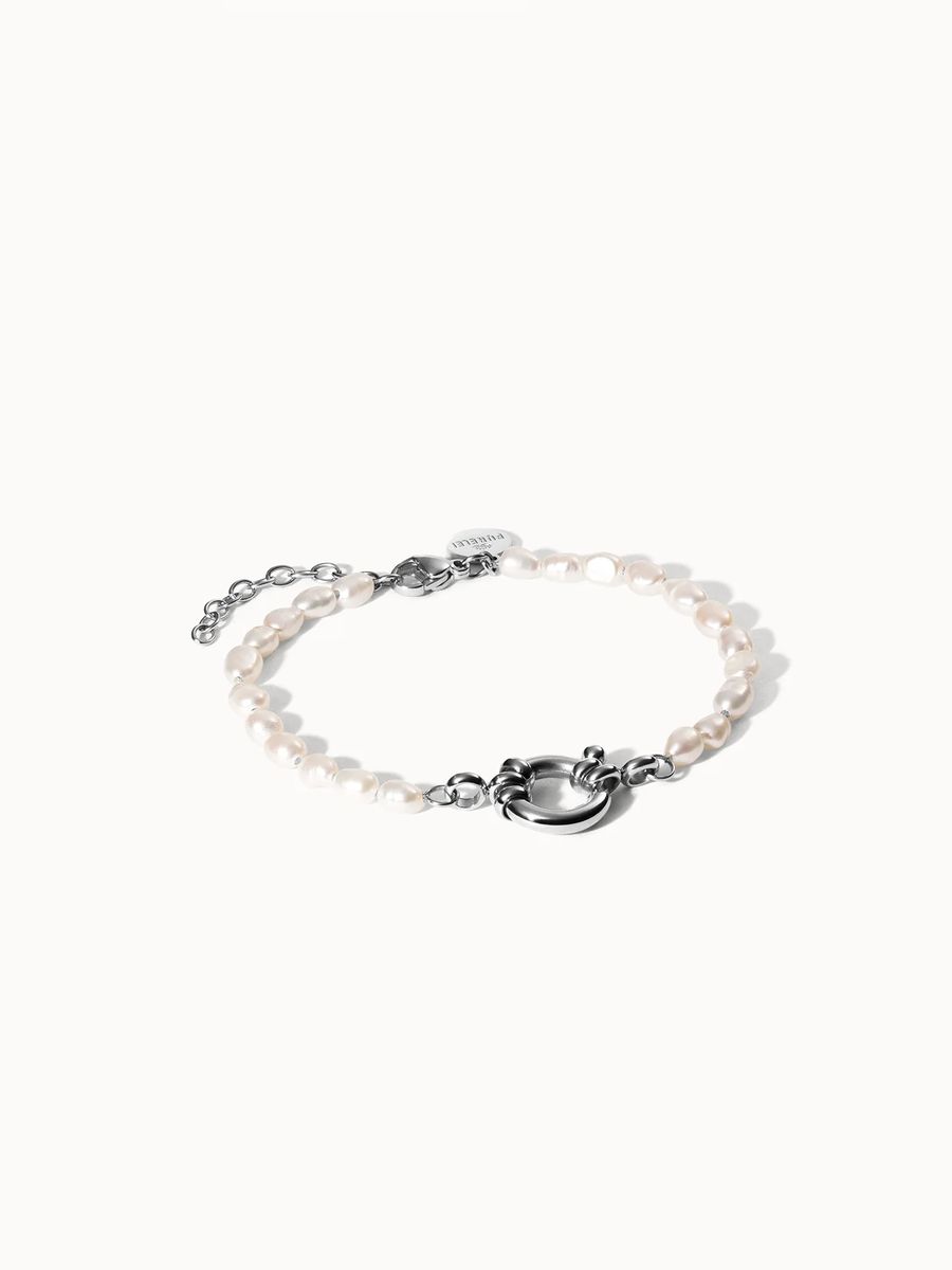 Perlenarmband mit goldenem Charm-Detail