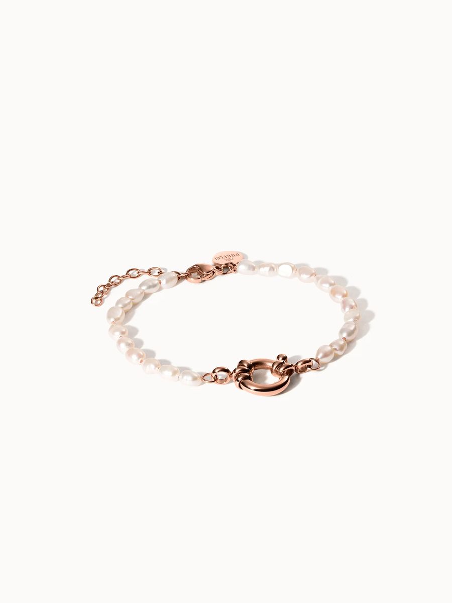Perlenarmband mit goldenem Charm-Detail