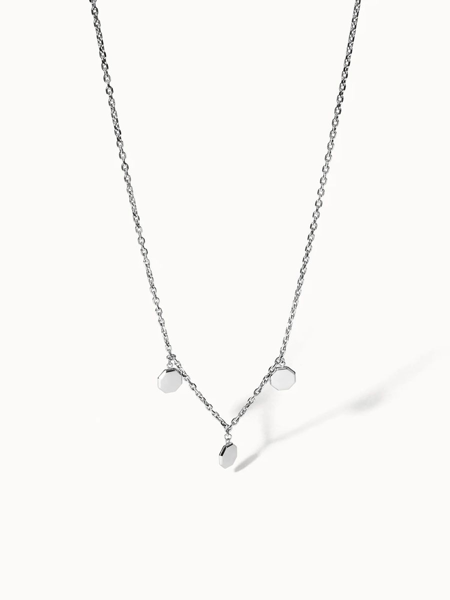 Zierliche Goldkette mit Anhängern