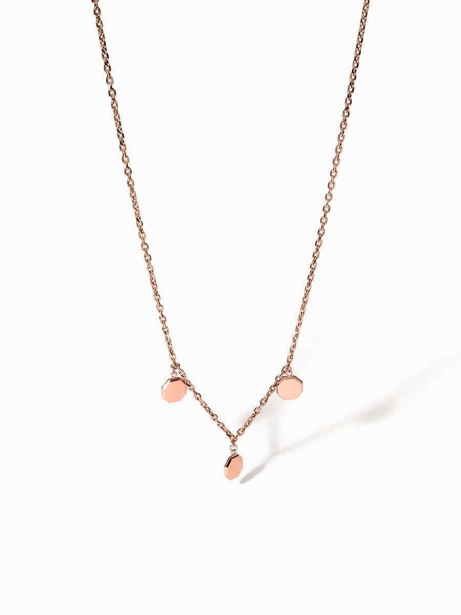 Zierliche Goldkette mit Anhängern