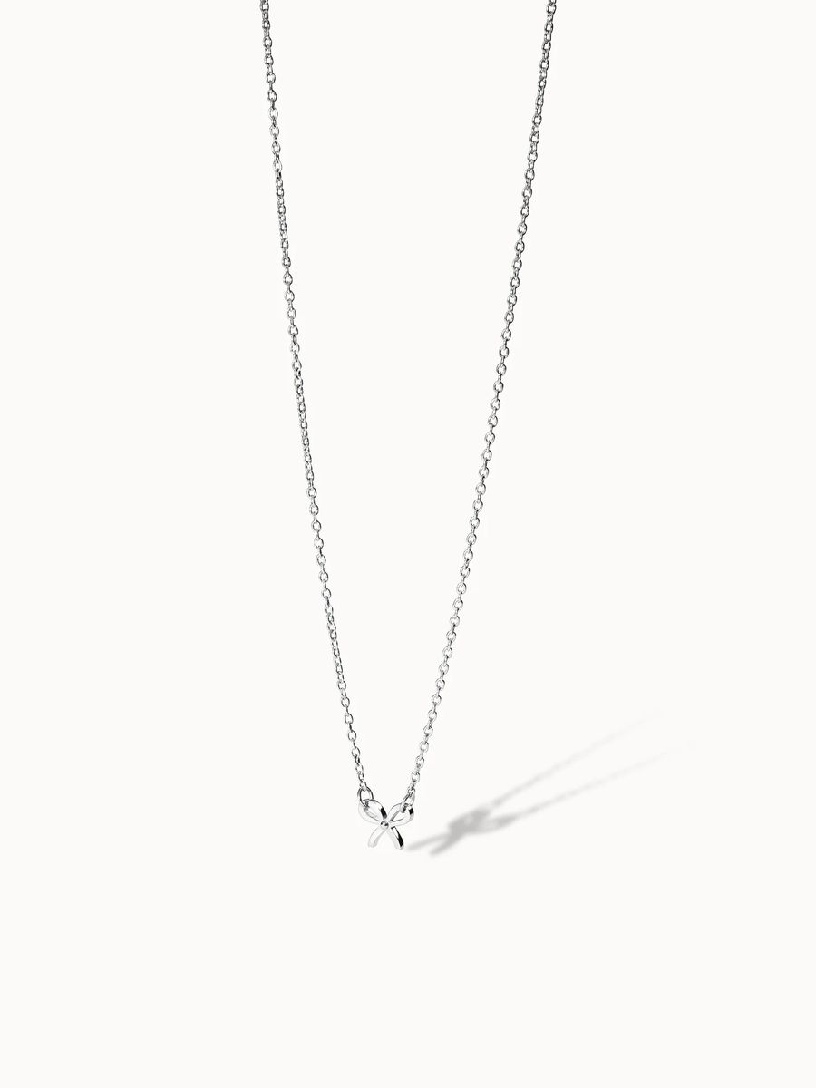 Zarte Halskette mit Schleifenanhänger in Gold